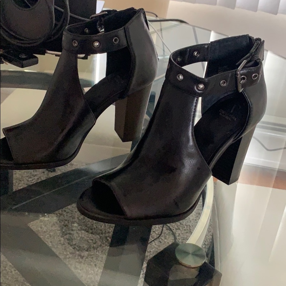 Black peep toe shoe